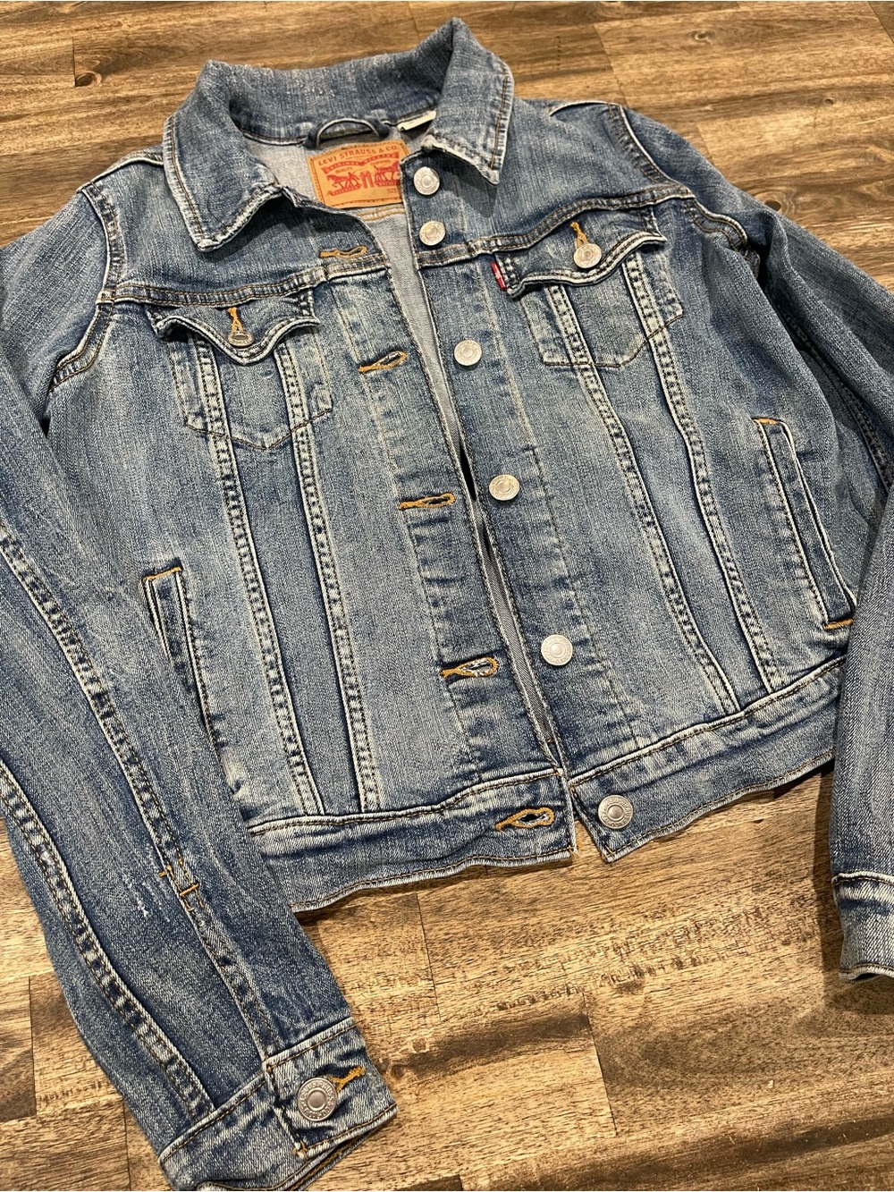 Levi’s Original Trucker Denim Jacket Medium Light Wash Stretch Jean Jacket